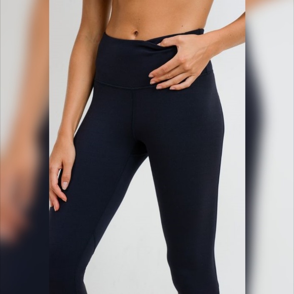 Perforated Panel High waist Performance Leggings - Picture 5 of 7